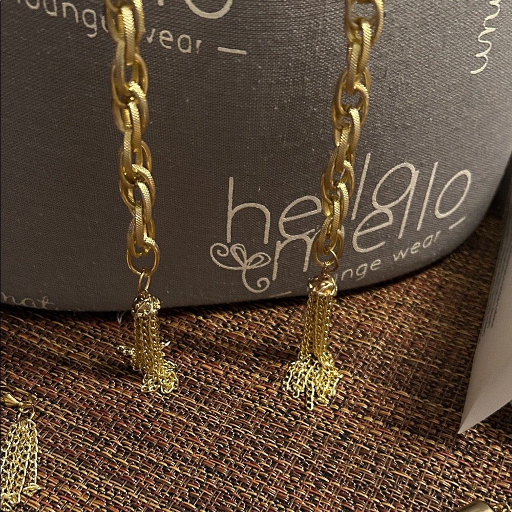 Chic Gold Chain & Earrings - Picture 5 of 13